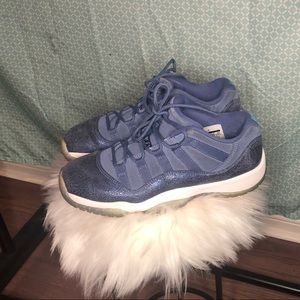 Jordan 11 retro low blue moon